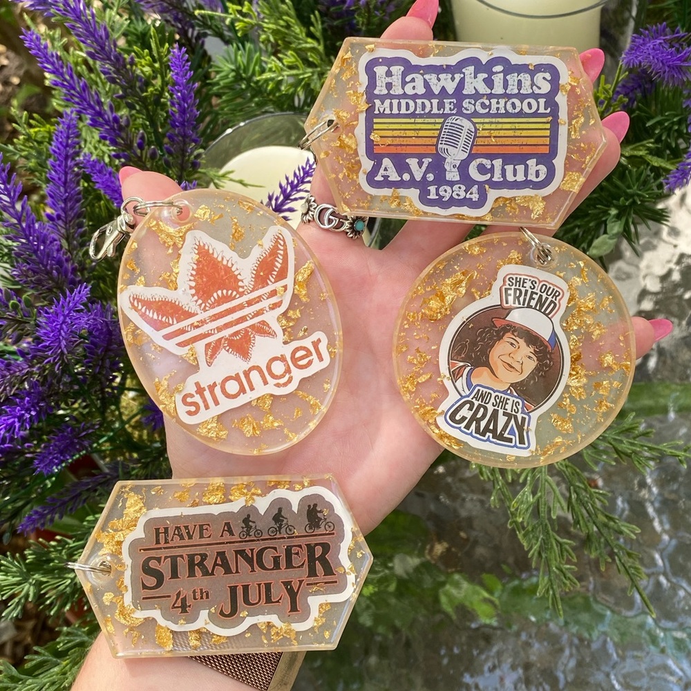3 PACK Stranger Things Sticker & Gold Flakes Resin Keychains MYSTERY BUNDLE - Picture 6 of 16